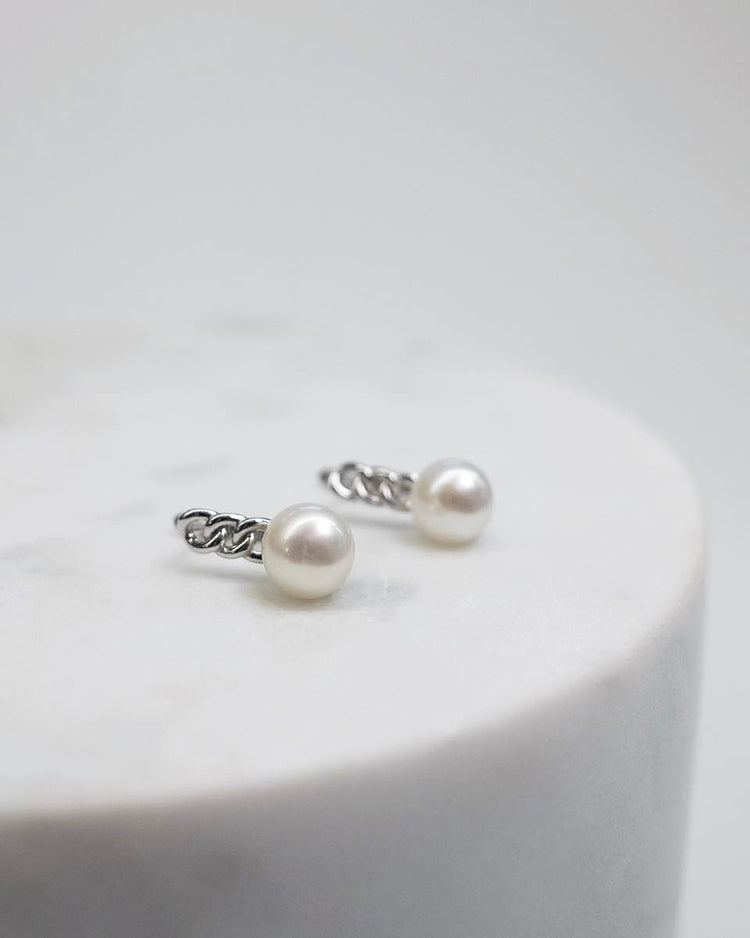 pärlörhängen med sötvattenspärlor och kedja i silver.