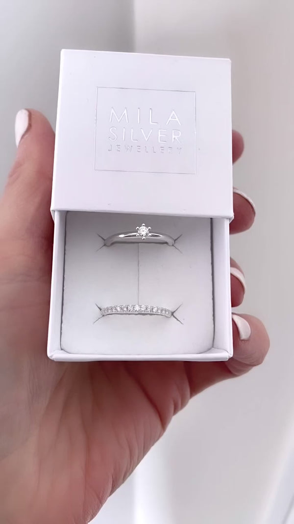 Set med diamantringar till vigsel och förlovning placerade i en vit ringask från Mila silver.