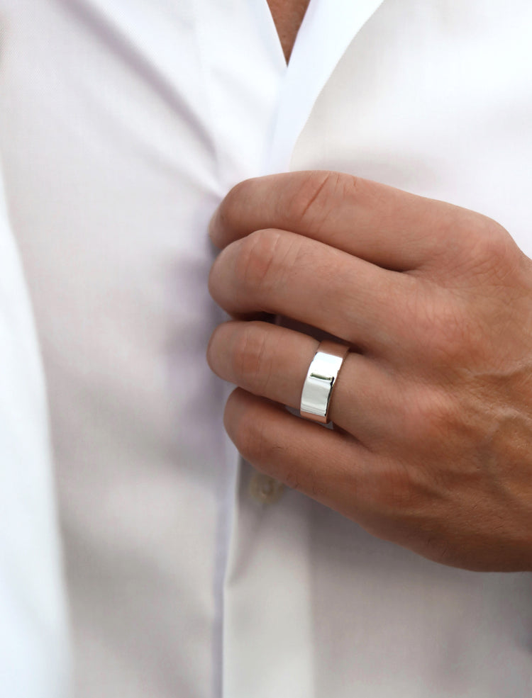 Bred silverring till herr. Förlovningsring.