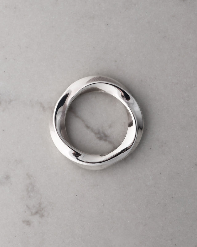 Silverring med vågig form.