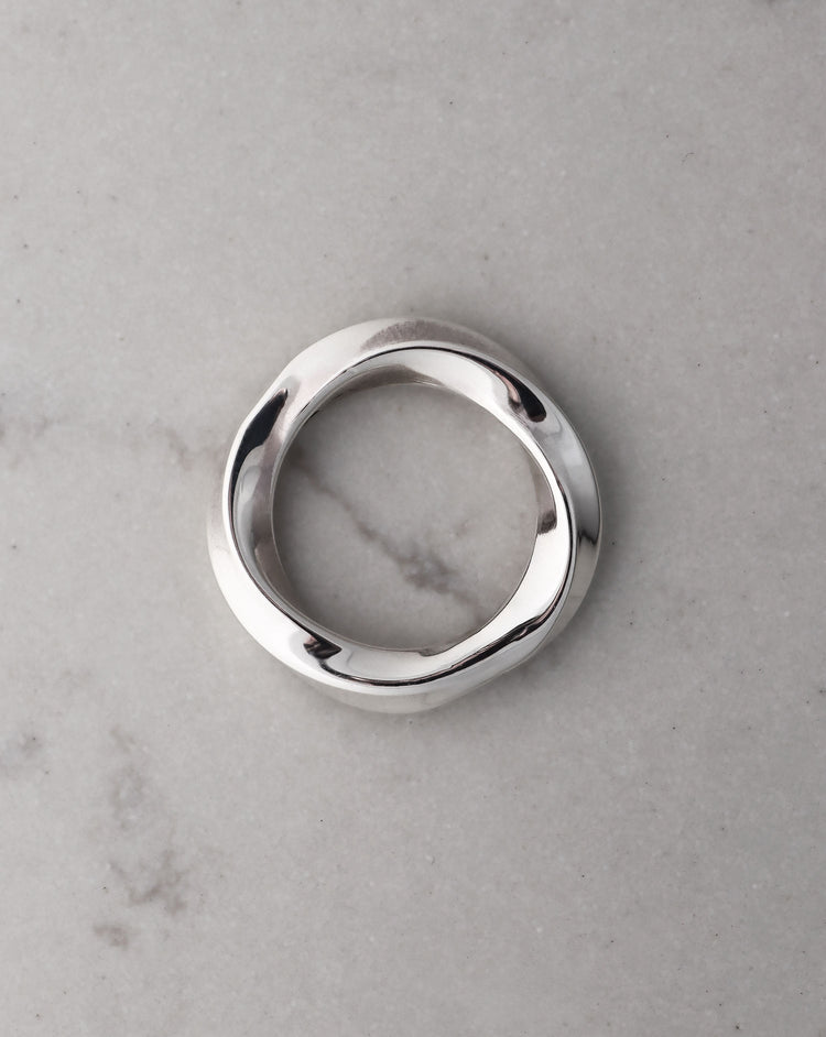 Silverring med vågig form.