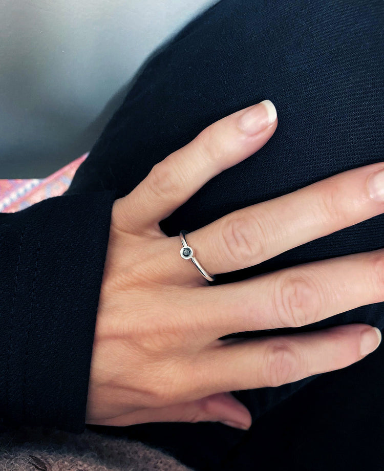 MINOU Diamantring, ring med svart diamant | Vigsel / förlovning - Mila Silver