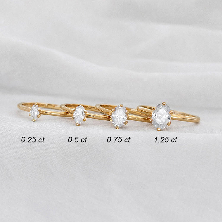Fyra diamantringar i 18k. guld med ovala diamanter i olika karat storlekar.