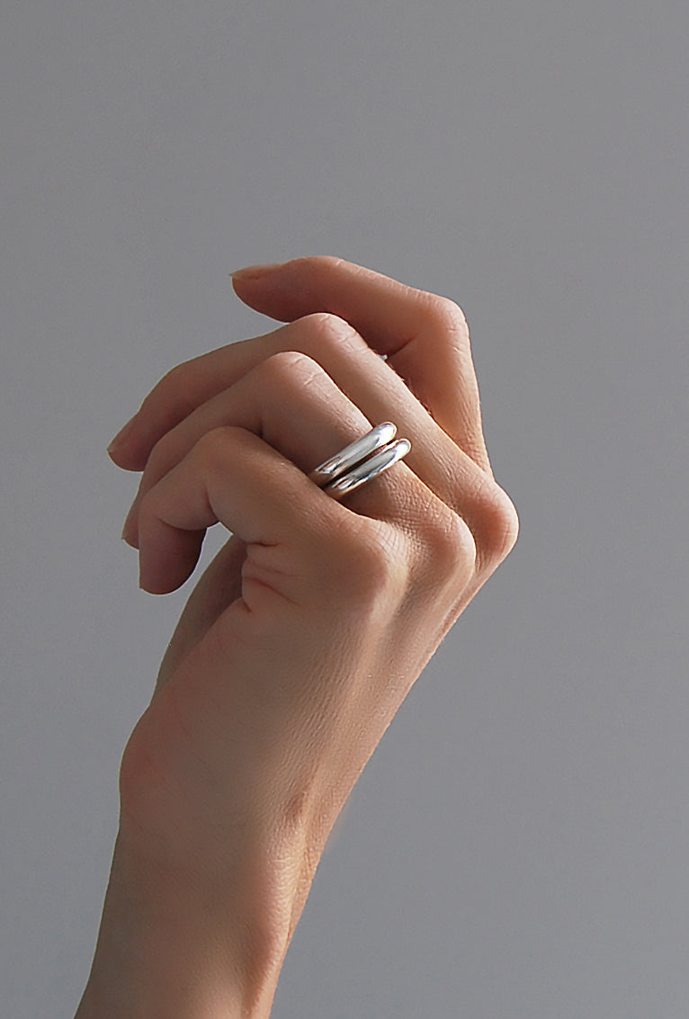 Ring set med två släta silverringar.