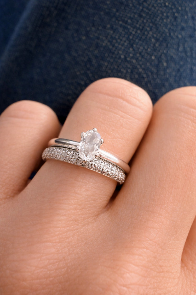 Set med vigselring och förlovningsring. Silverringar med diamanter. Alliansring + solitärring med oval diamant 0.5 ct.