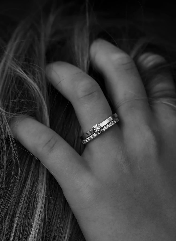 Diamantringar i set som bärs tillsammans.