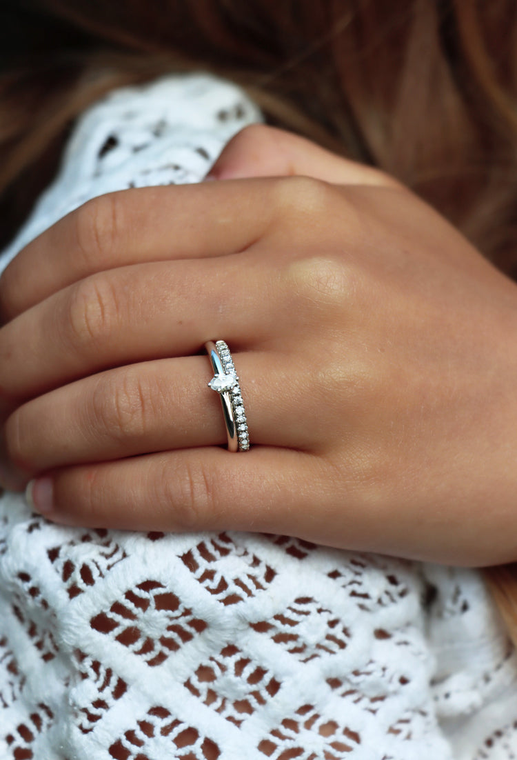 June Diamond ring, Oval diamond 0.25 ct.