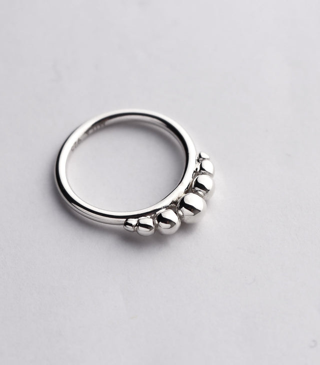 Silverring med runda silverkulor fästa på ringen.