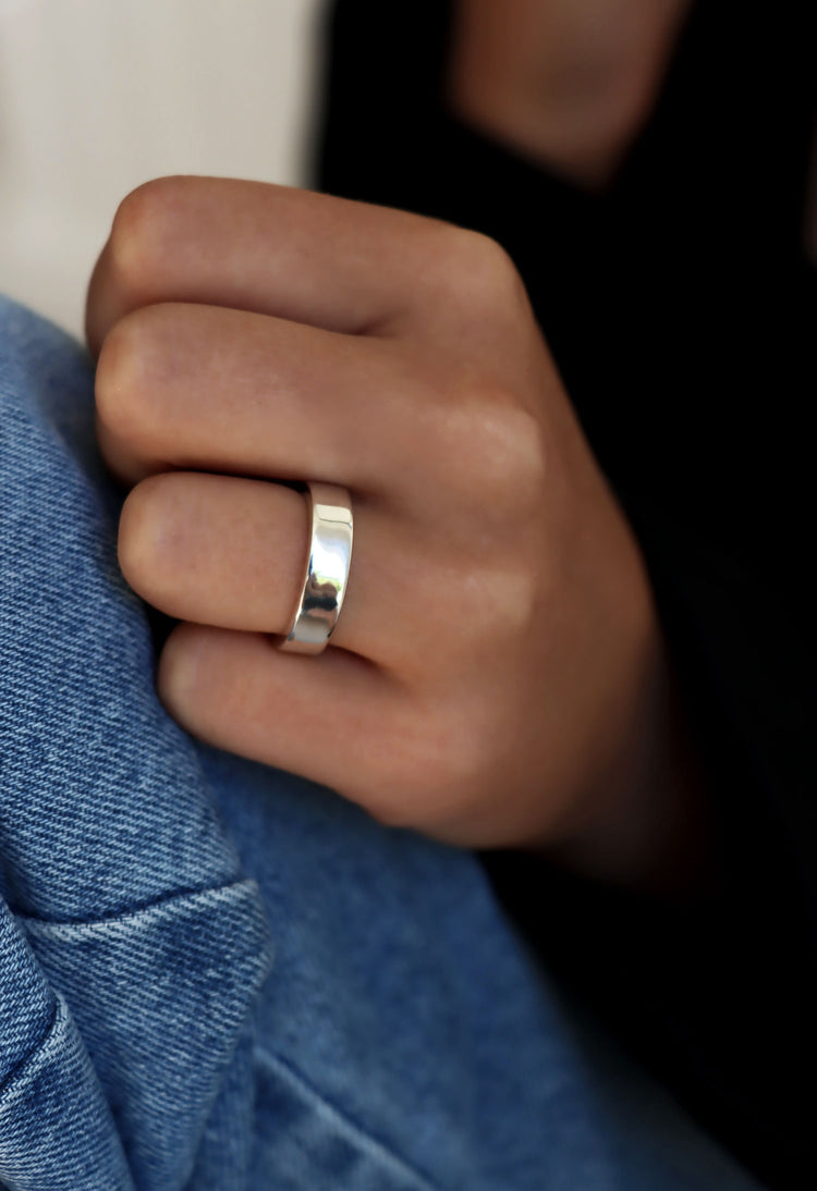 Bred, slät förlovningsring i silver till dam.