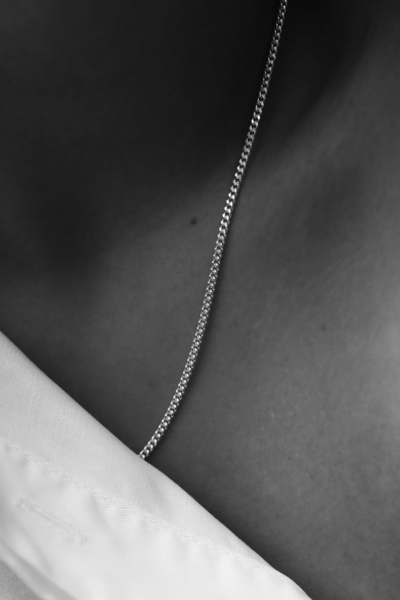 Närbild på pansarkedja över nyckelbenet.