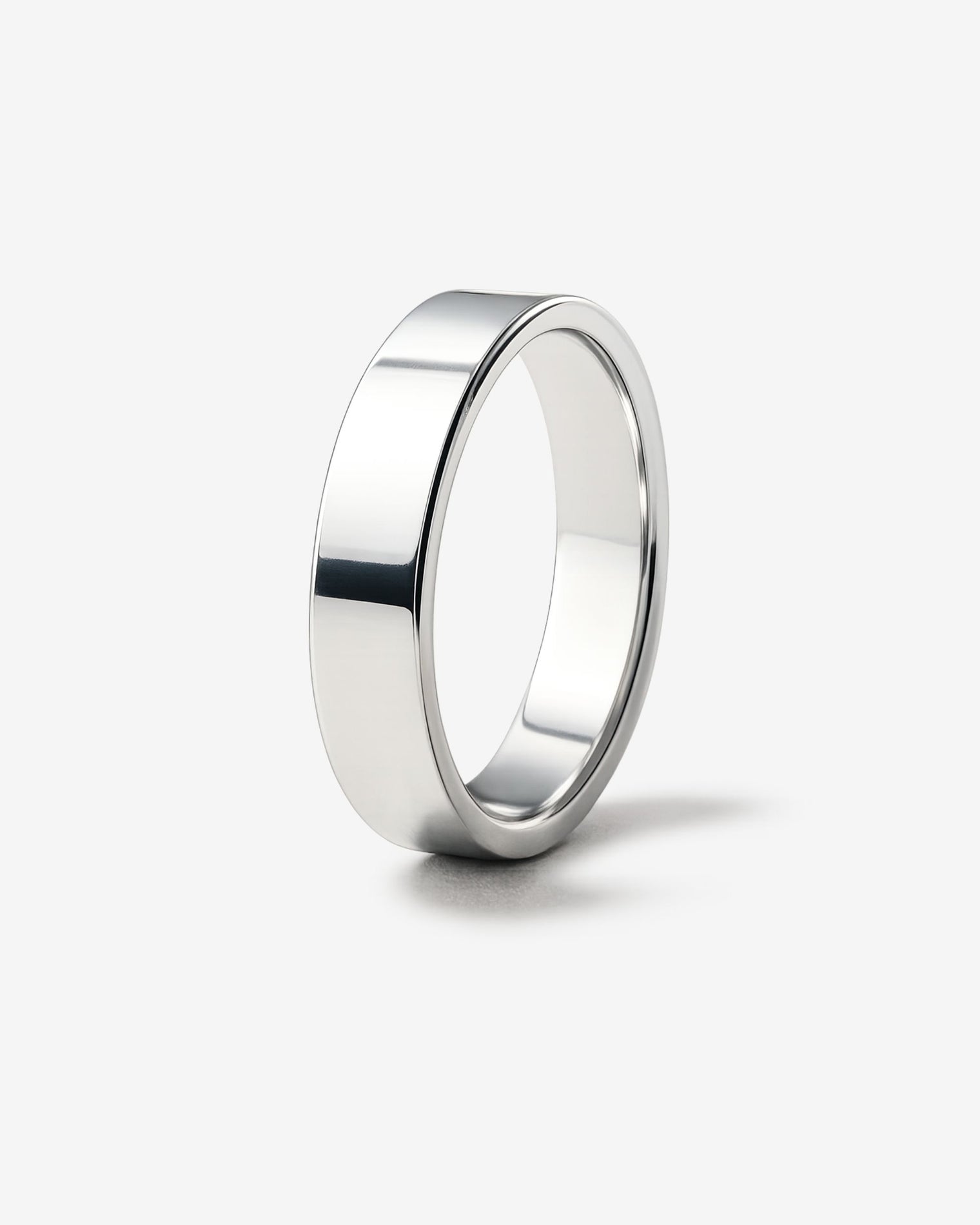 Silverring till herr som är 5 mm bred och 2 mm tjock i 925 silver.