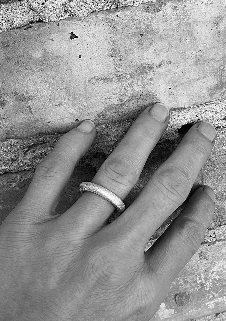 Tjock silverring med matt yta.