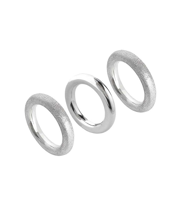 tre tjocka silverringar i kombination. två matta och en blank.