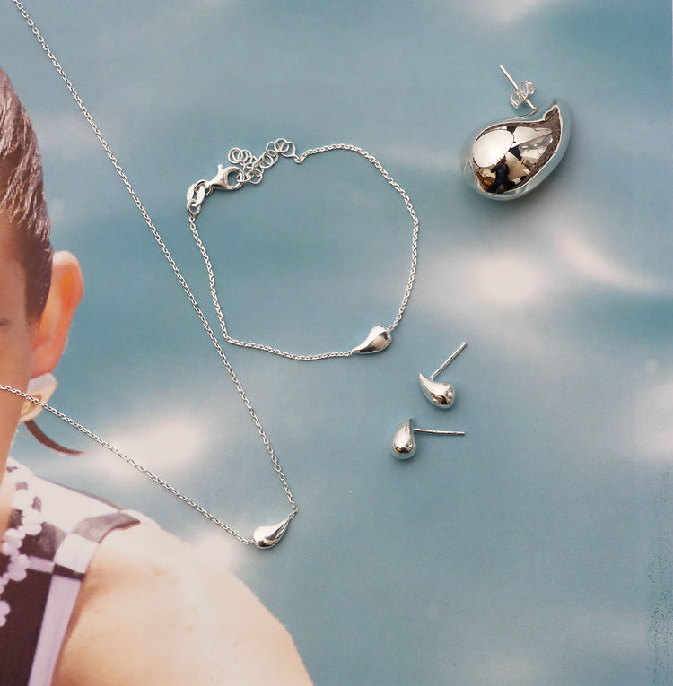 kollektion med silversmycken som har droppar