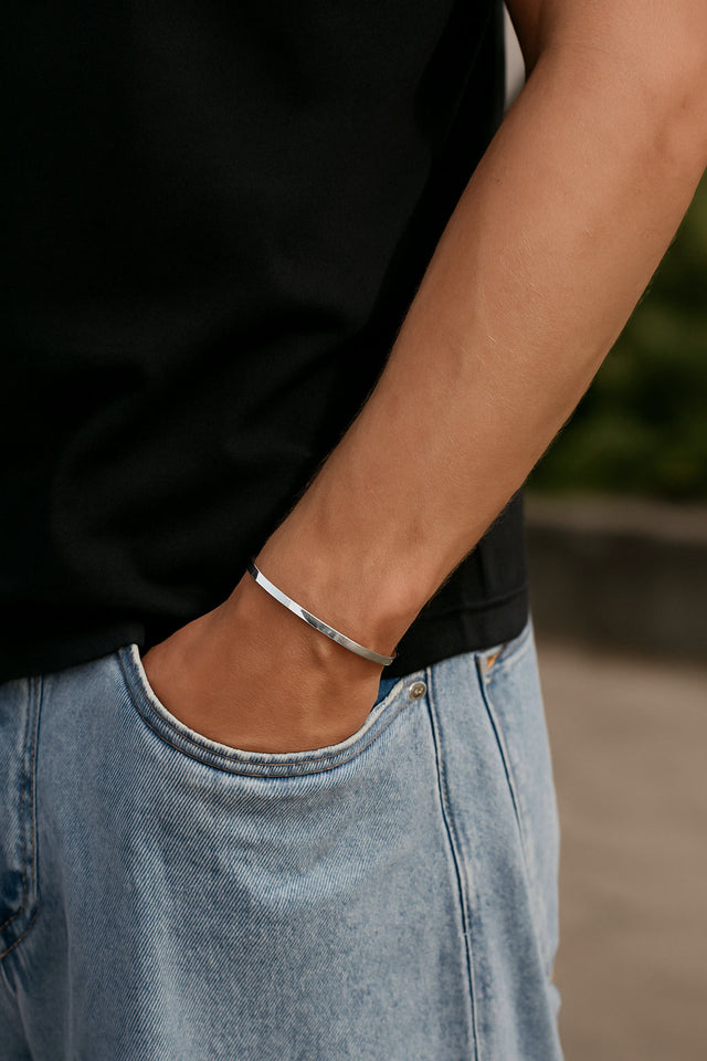 Stelt silverarmband till herr med blank yta.