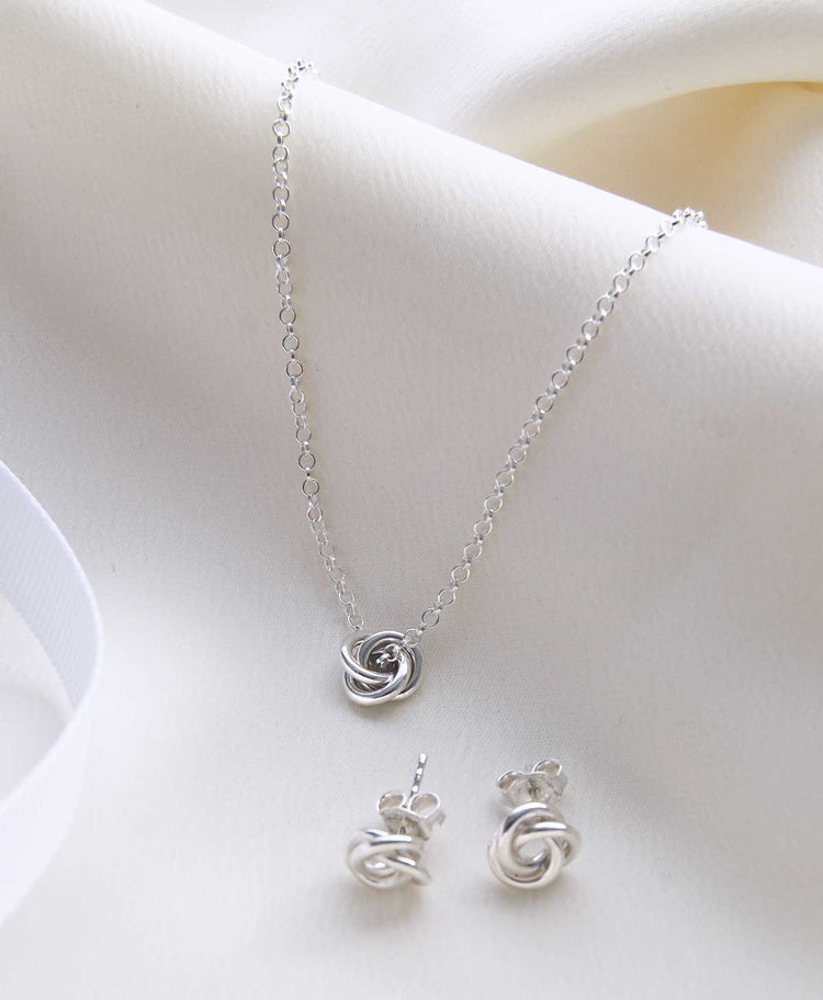 Halsband med silverknut i kedja.