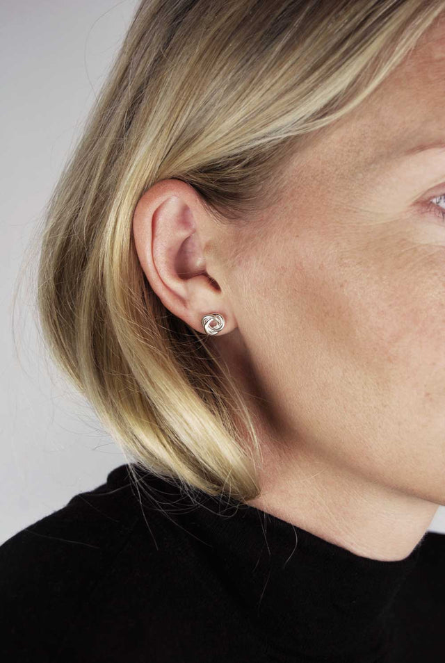 Örhängen med små silverknutar