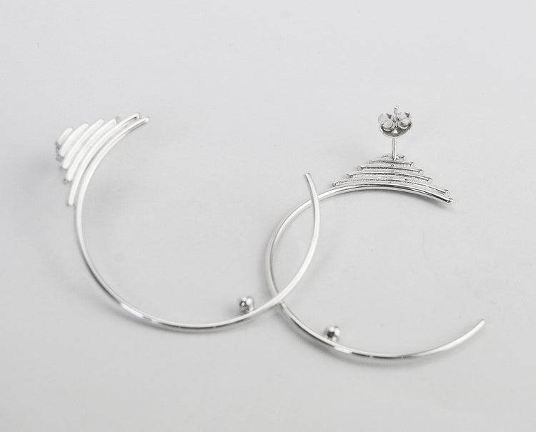 Silverörhängen med ringar.