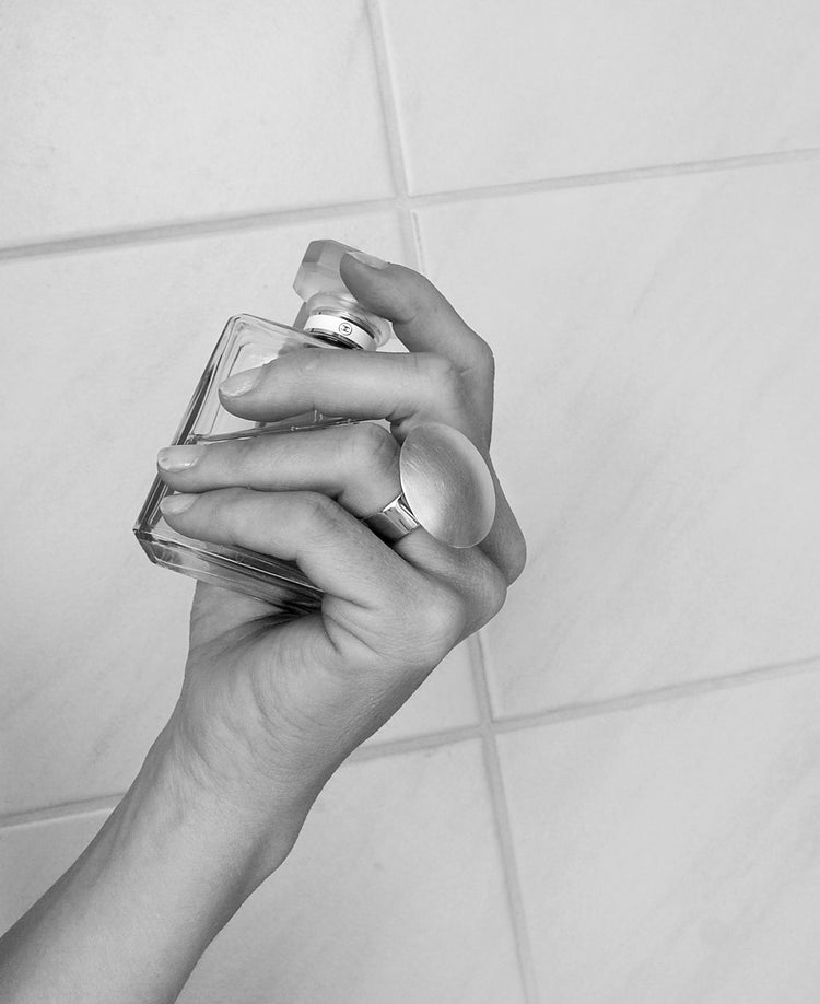 Silverring med en stor matt cirkel på blank ring.