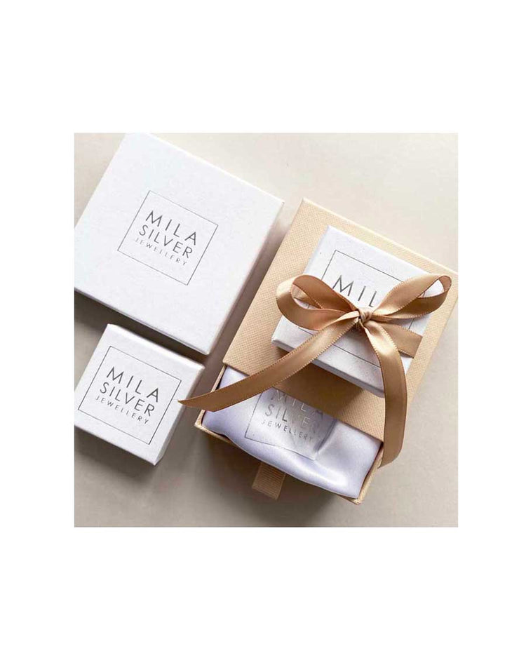 Smyckesaskar med Mila Silvers logotyp.