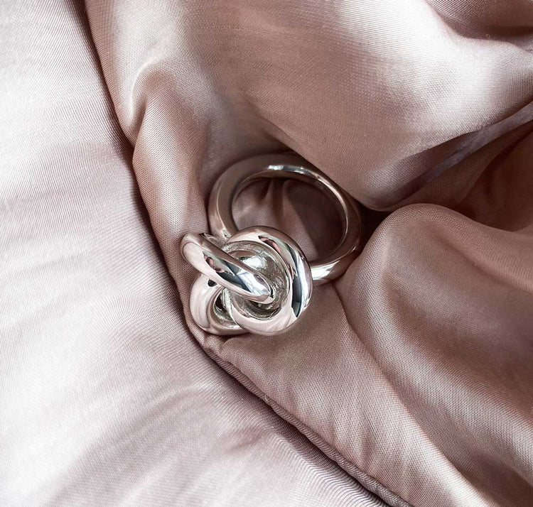 Ring I silver med en stor silverknut