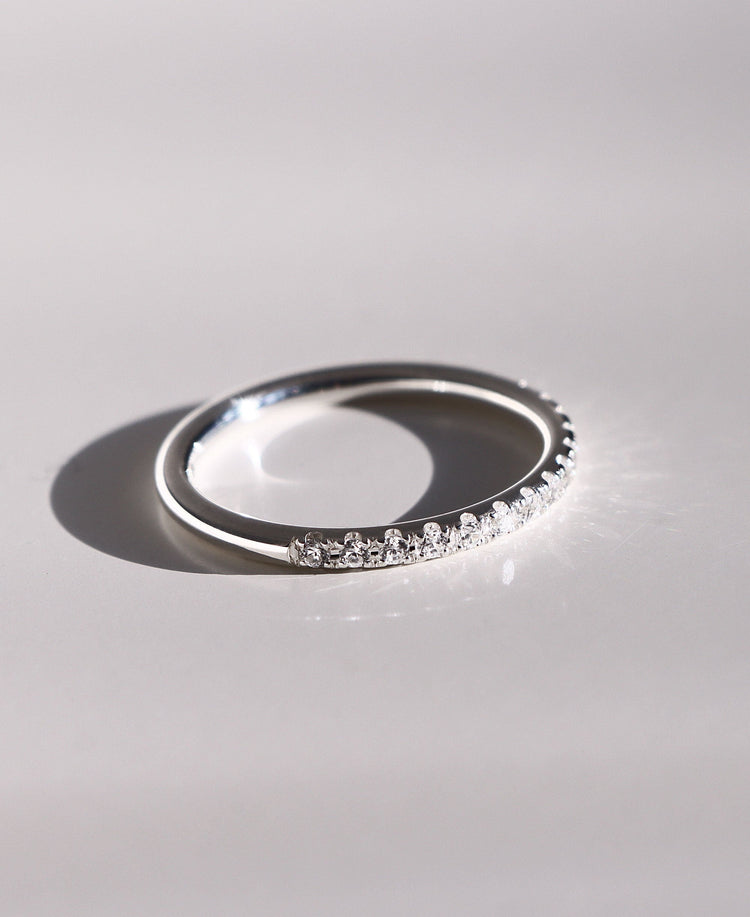 Eternity ring I silver med diamanter som täcker halva ringen.