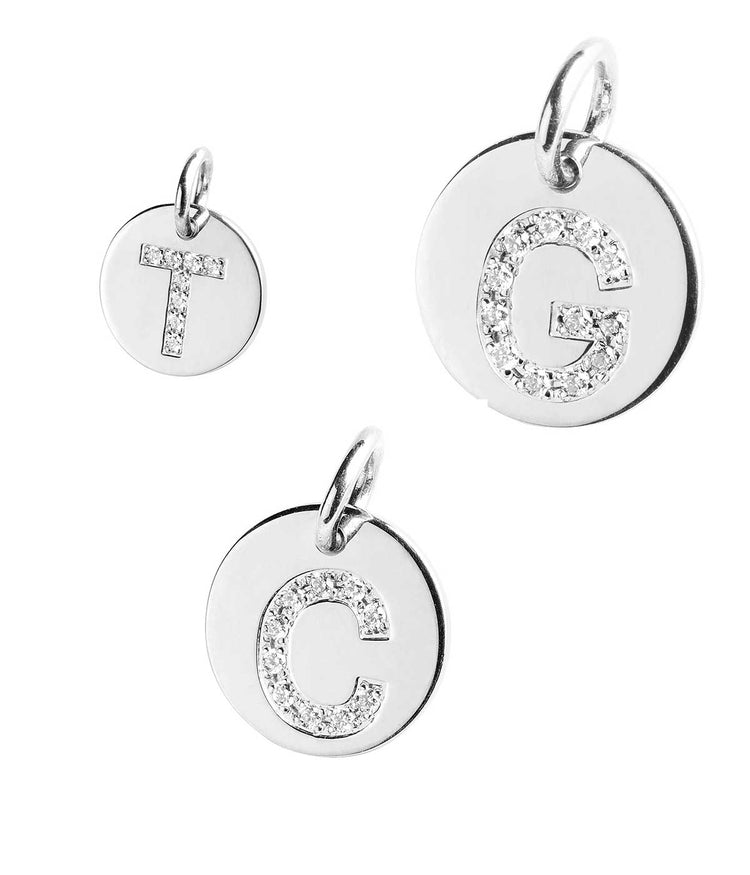 Berlocker I silver med diamant bokstäver.