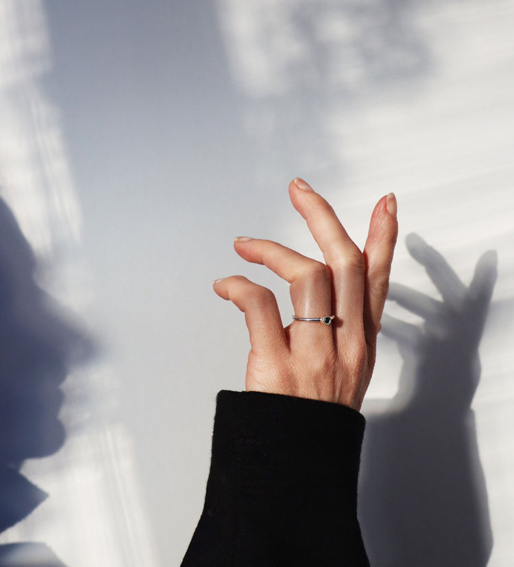 Ring med liten svart diamantring.