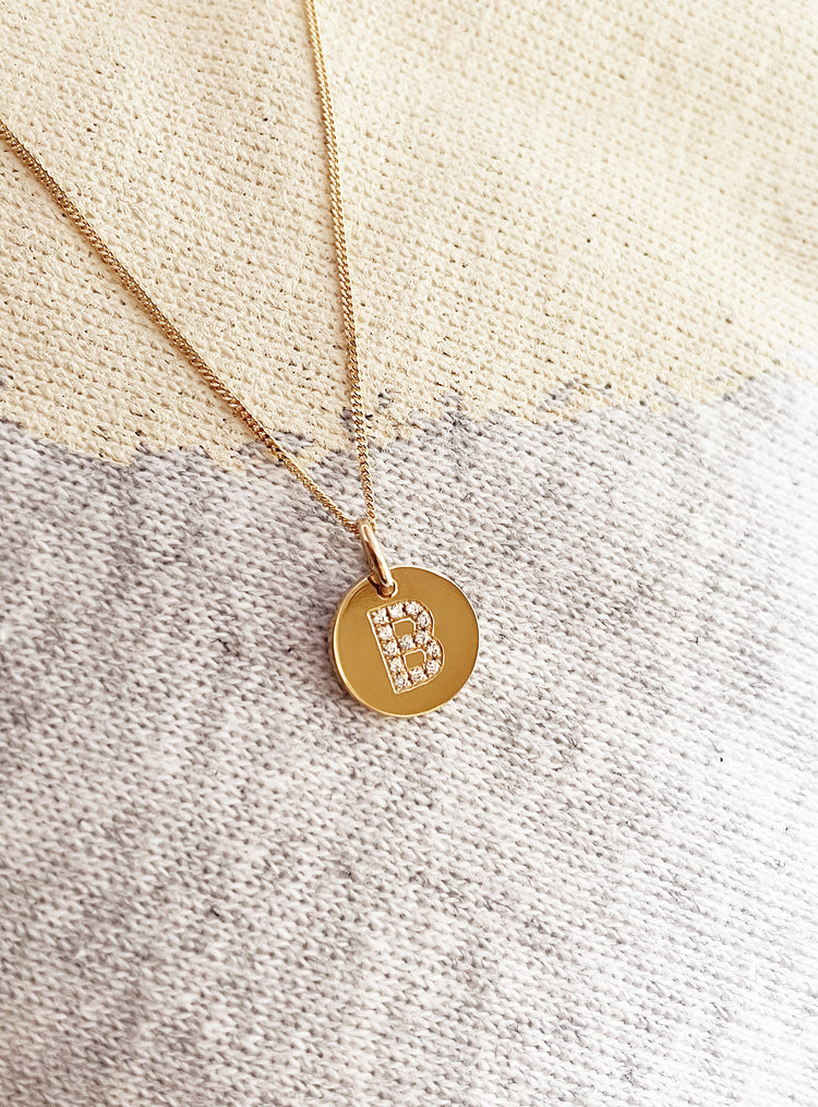 Bokstavsberlock i 18k. guld med diamant bokstav.