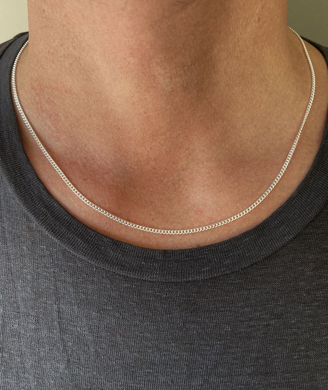 Silverkedja till honom.