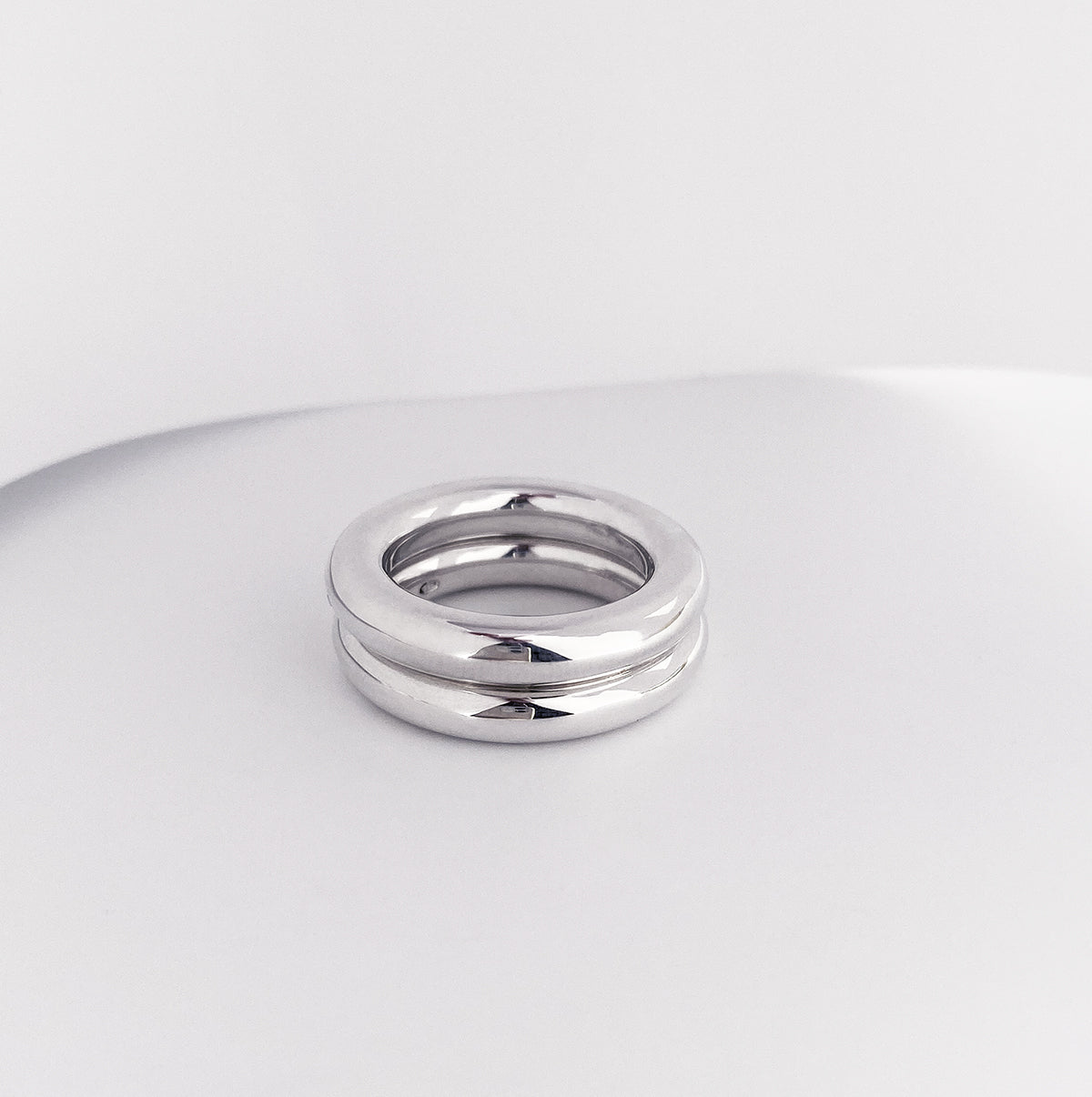 Ring stack med två massiva silverringar i kombination.