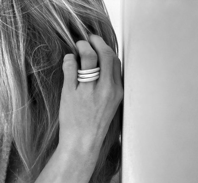 ring stack med tre tjocka silverringar som bärs tillsammans.