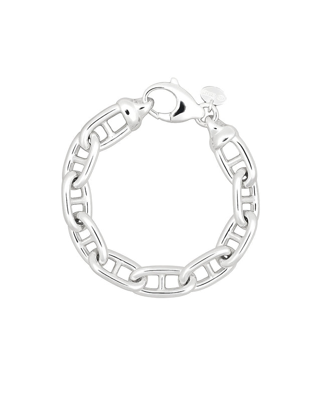 Silverarmband i kombination med kedjearmband och stela silverarmband. 