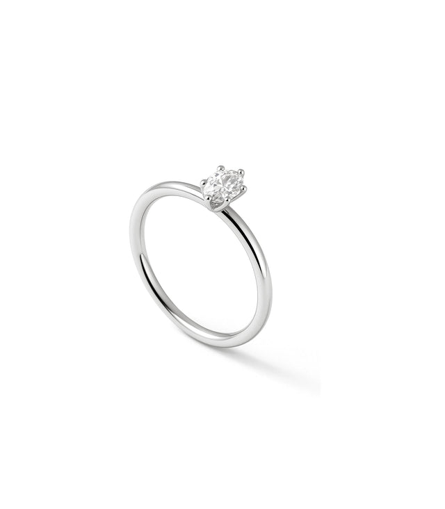 SILVERRING MED OVAL DIAMANT