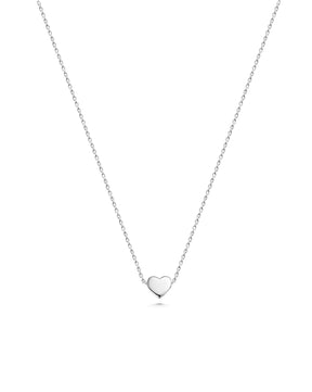halsband med litet silverhjärta i kedja.