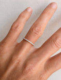 Alliansring i 18k. vitguld med diamanter. Vigselring