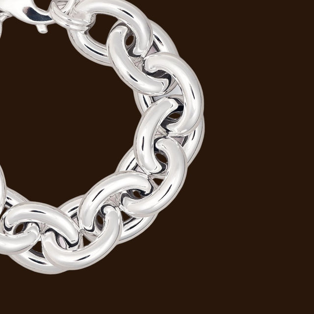 EN TJOCK SILVERKEDJA PÅ MÖRKBRUN BAKGRUND. 