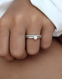 Set med vigselring och förlovningsring. Silverringar med diamanter.