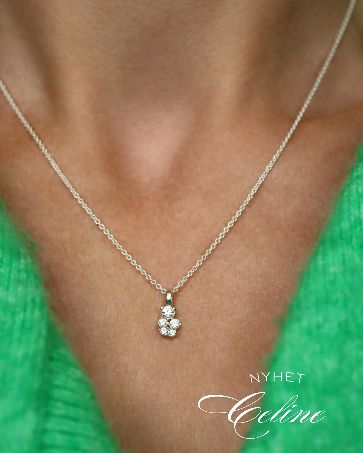 Diamanthalsband med flera diamanter på modell. 