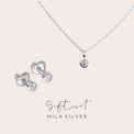 Gåvoset från Mila Silver med örhängen och halsband i silver med diamanter. 