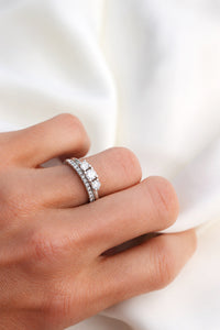 Set med vigselring och förlovningsring. Alliansring och ring med tre diamanter. Silverringar med diamanter