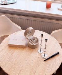 Runt smyckeskrin för resor. Beige sammet med spegel i locket. 