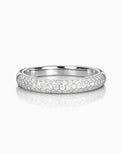 Alliansring med många diamanter i silver. 