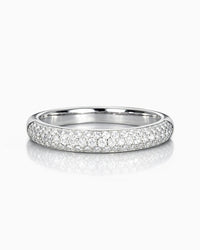Alliansring med många diamanter i silver. 
