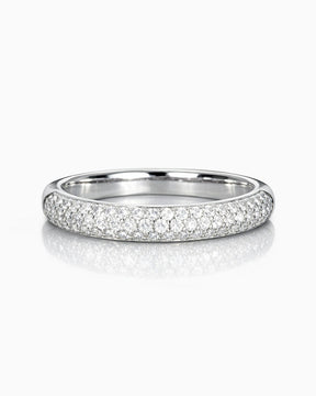 Alliansring med många diamanter i silver. 