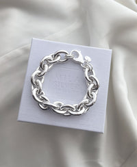 Kedjearmband med tjocka chunky länkar i silver. 