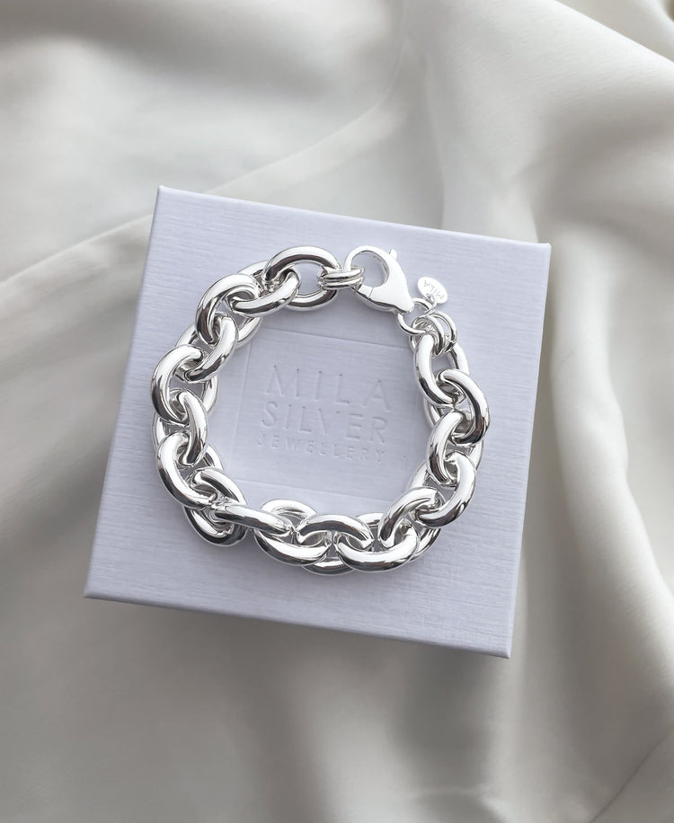 Kedjearmband med tjocka chunky länkar i silver. 