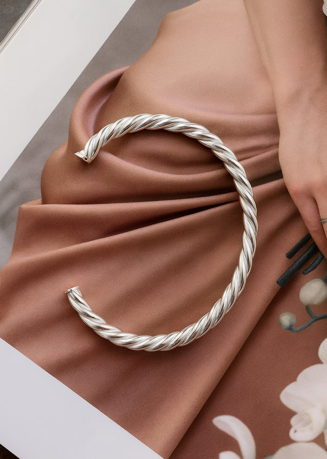 Vridet cuff armband i silver till dam. 
