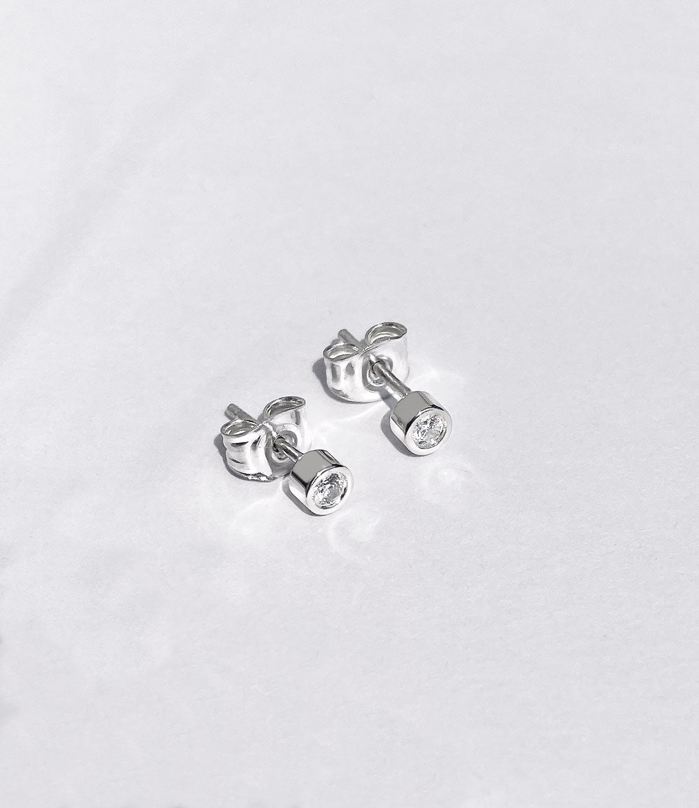 Diamantörhängen i silver med små diamanter. 