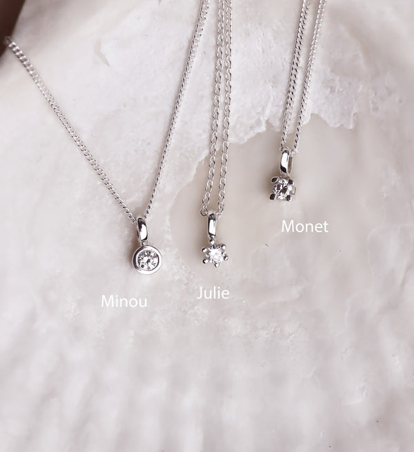 Tre diamanthalsband i silver med tre olika fattningar. 